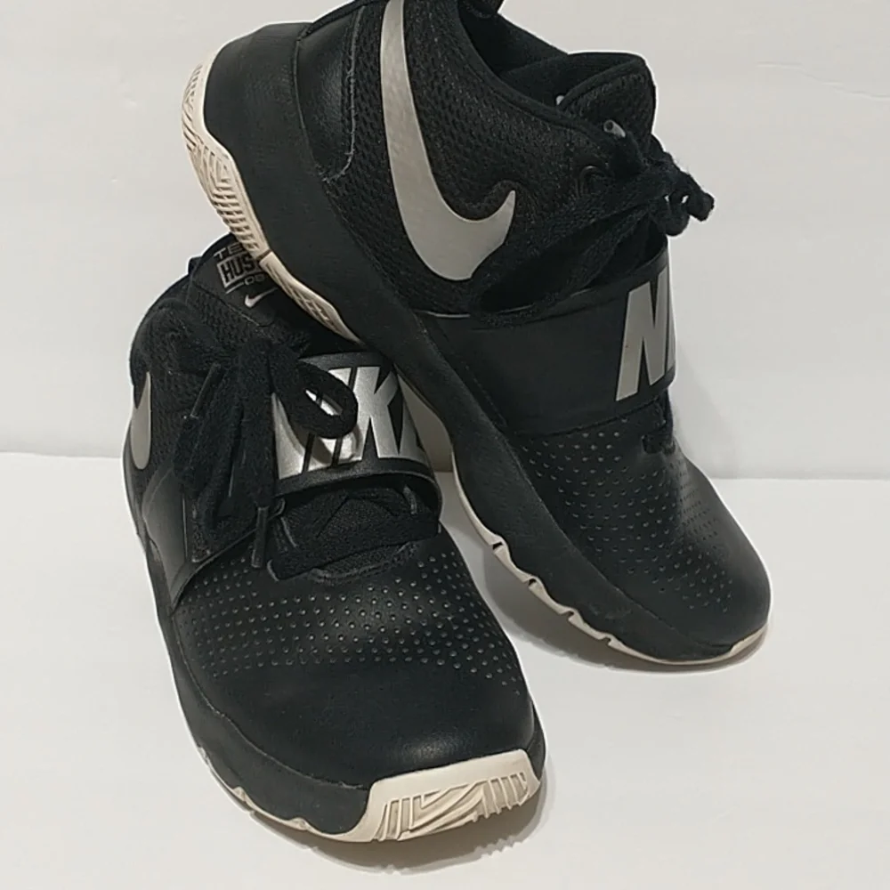 Nike Team Hustle D8 /Youth Basketball Shoes /Sneakers Black 881941-001